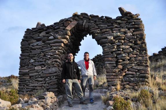 Arco de pedra no caminho para o Santuário Pachatata, pponto mais alto da ilha Amantani, no lago Titicaca, no Peru